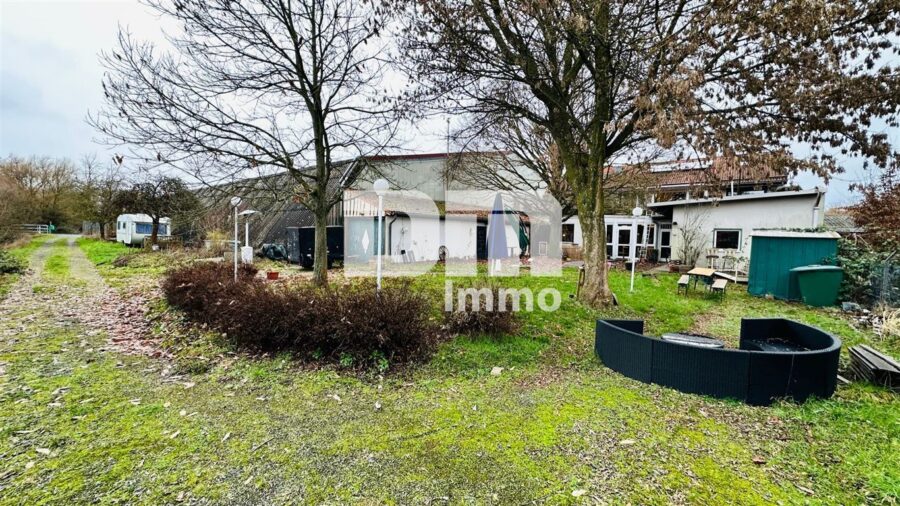 Imposante Tennishalle/ Komplex mit Gastronomie und Wohneinheit - Garten / Biergarten / Terrasse